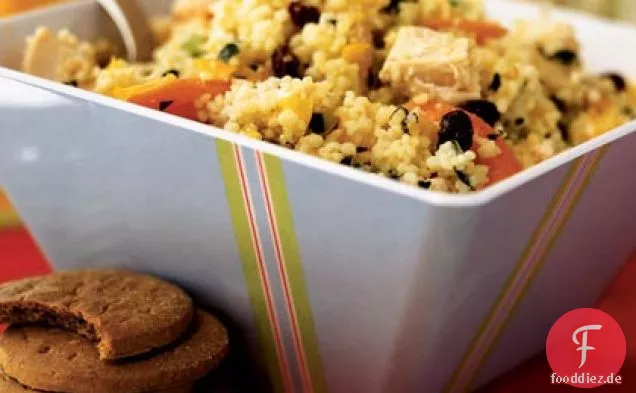 Couscous-Salat mit Huhn und gehacktem Gemüse