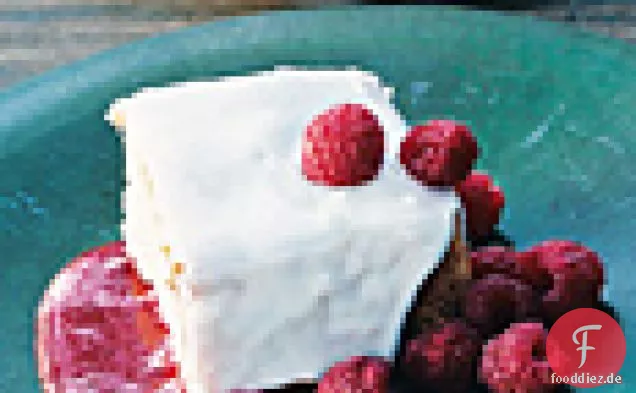 Joghurtkuchen mit Johannisbeer-Himbeersauce