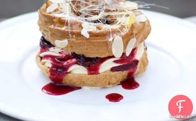 Choux Brötchen gefüllt mit Zimt gebackenen Damsons und Vanillecreme