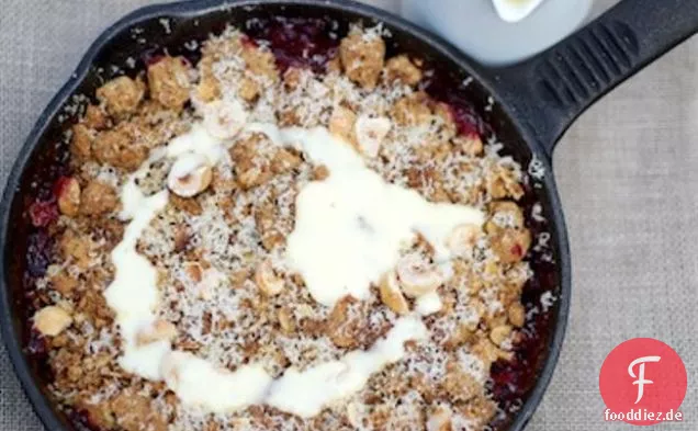 Wilde Pflaume und Haselnuss Crumble, Vanillepudding