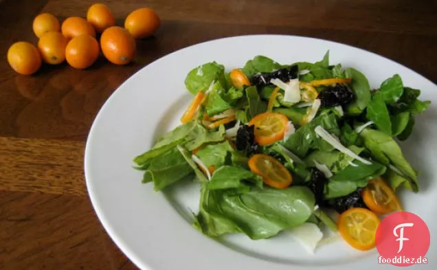 Salat von Kumquats, Datteln und rasiertem Parmesan