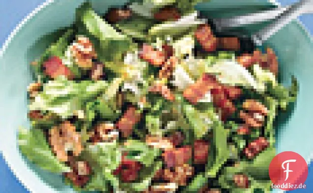 Escarole mit Speck, Datteln und warmer Walnussvinaigrette