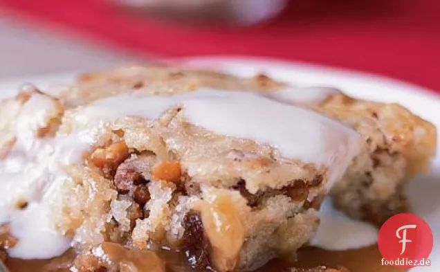 Dattel-Nuss-Pudding-Kuchen mit Vanillesauce