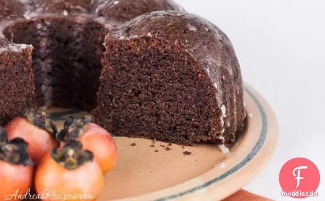 Gewürzter Persimmonkuchen mit Datteln und Zitronenglasur