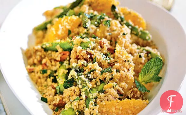 Quinoa-Salat mit Spargel, Datteln und Orange