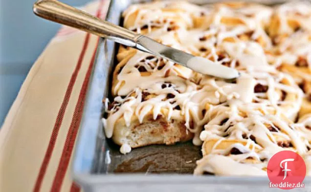 Zimt-Dattel-Pekannuss-Brötchen mit Ahornglasur