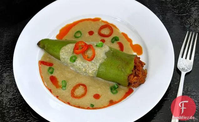 Gefüllte Chilis mit Chorizo-Wurst, Datteln und Mandelsauce