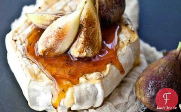 Gegrillter Weichkäse, Thymianhonig und frische Feigen
