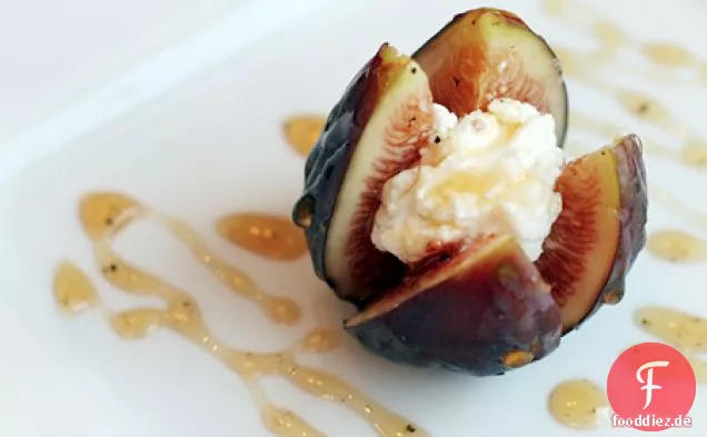 Frische Feigen mit Ziegenkäse und gepfeffertem Honig