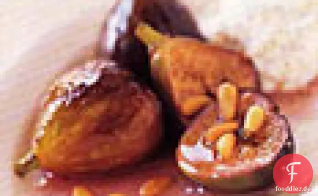 Sambuca Pochierte Feigen mit Ricotta und Pinienkernen