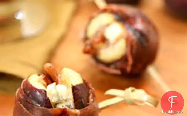 Gegrillte mit Schinken umwickelte Feigen mit Blauschimmelkäse und Pekannüssen