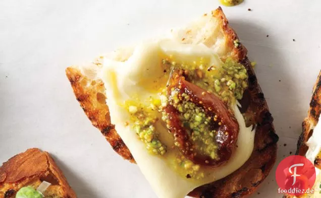 Eingelegte Feigen, Robiola & Pistazienöl Crostini