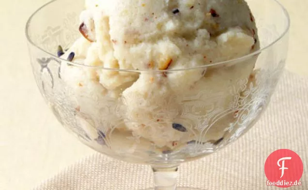 Lavendel und geröstetes Mandeleis mit warmen Feigen