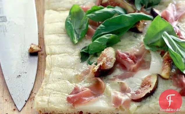 Gegrillte Pizza mit Feigen, Gorgonzola, Schinken und Basilikum