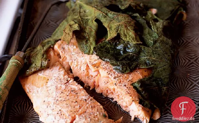 Lachsfilet in Feigenblättern mit Knoblauchkartoffeln gebacken