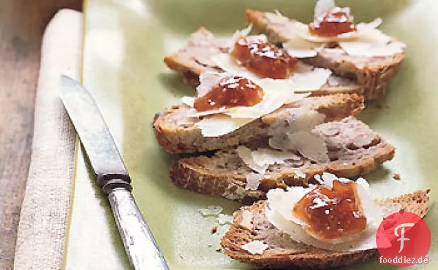 Walnuss-Toast mit Feigenmarmelade und Manchego-Käse