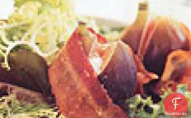 Mesclun Salat mit Ziegenkäse-gefüllte Feigen in Speck gewickelt