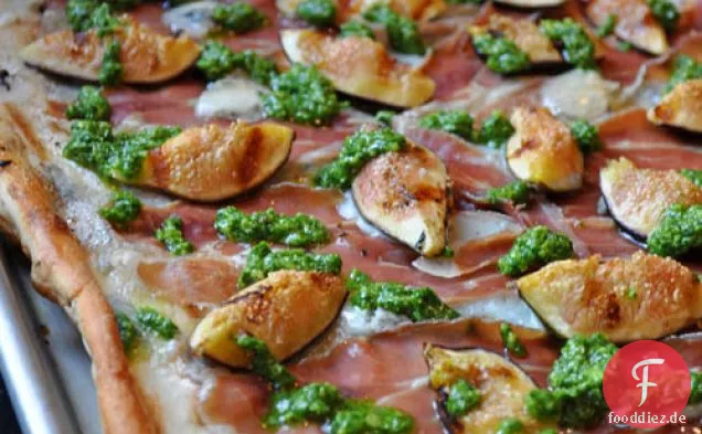 Schinken, Feigen und Gorgonzola-Pizza mit Rucola-Pesto