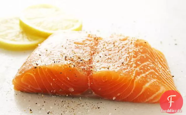 Lachs und Kartoffeln gebraten auf Feigenblättern mit frischem Feigensalat