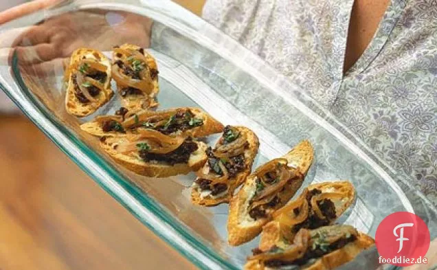 Crostini mit Gorgonzola, Karamellisierten Zwiebeln und Feigenmarmelade
