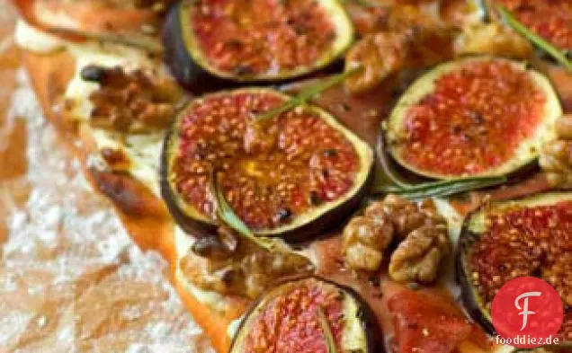 Feigen-Schinken-Pizza mit Ricotta, Walnüssen und Rosmarin
