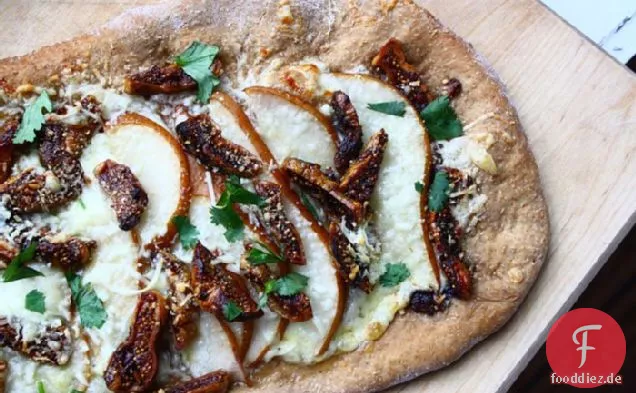 Weiße Pizza mit süßen Birnen und Balsamico-glasierten Feigen