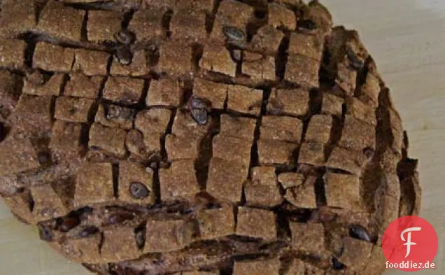 Rotweinbrot mit Pinienkernen und Feigen