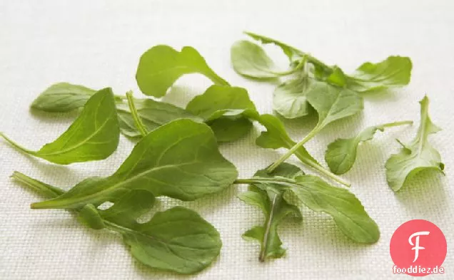 Gegrillte Pizza mit Feigenmarmelade, Schinken, Blauschimmelkäse und Rucola