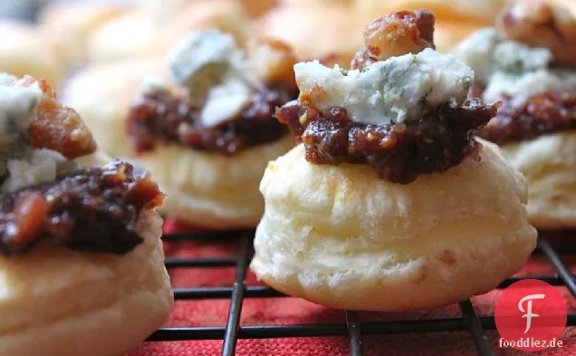 Blätterteigbissen mit Stilton, Feigenmarmelade und bonbonglasierten Walnüssen