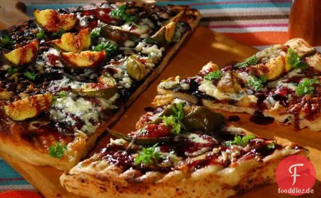 Fladenbrot mit frischen Feigen, Monterey Jack, Blauschimmelkäse und Rotwein reduzierte Vinaigrette