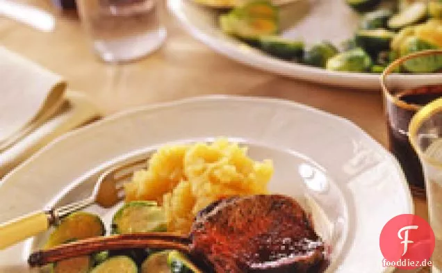 Geröstetes Rack von Wild und Granatapfelsauce