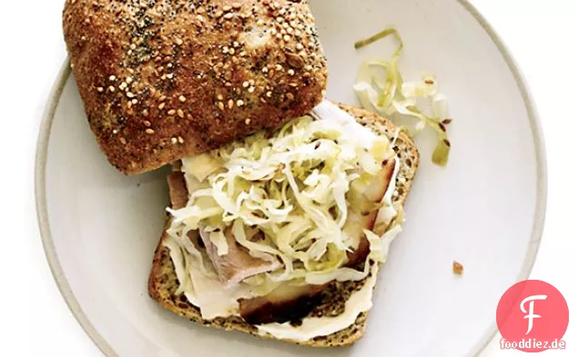 Hausgemachtes Sauerkraut mit Kümmel und Äpfeln