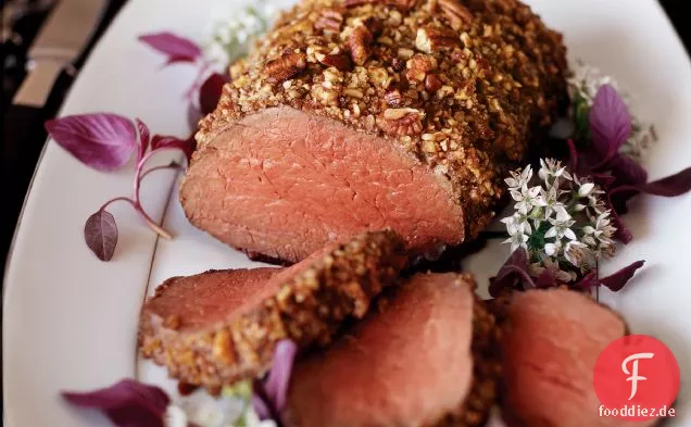 Pekannuss-verkrustetes Rinderfilet mit Wacholderjus