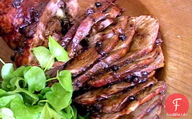 Gebratene Lammkeule mit dunklem Bier, Honig und Thymian