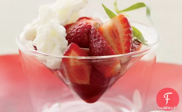 Erdbeeren mit Buttermilcheis und Balsamico-Essig