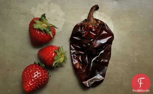 Konservierte Erdbeeren mit Chilis