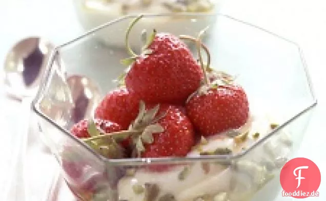 Erdbeeren mit Joghurt und Pistazien