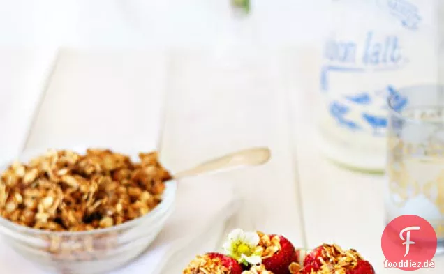 Müsli gefüllte Erdbeeren