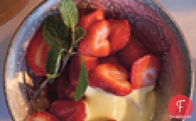 Geschnittene Erdbeeren mit Grand Marnier Zabaione