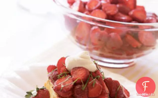 Balsamico-mazerierte Erdbeeren mit Basilikum