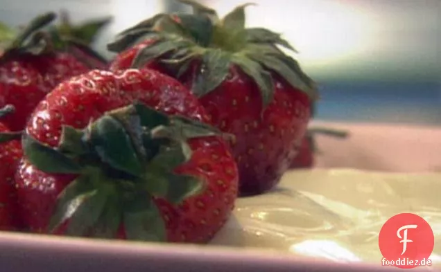 Frische Erdbeeren mit süßer saurer Sahne und Rotweinsauce