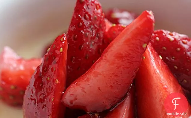 Ziegenkäse Custards Mit Erdbeeren In Rotwein Sirup