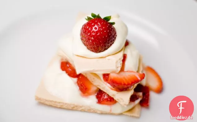 Erdbeer-Pavlova Mit Weißer Schokoladenmousse