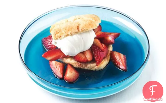Strawberry Shortcakes Mit Balsamico Und Schwarzem Pfeffer Sirup