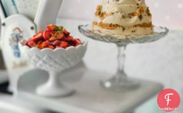 Leila Lindholm ' s Dime Bar Eistorte mit Erdbeeren