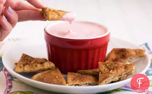 Erdbeer-Käsekuchen-Dip-Mit Zimt Zucker Pita Chips