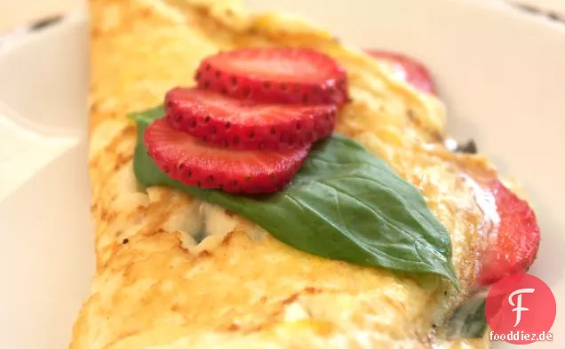 Omelett Mit Brie-Käse, Basilikum Und Erdbeeren