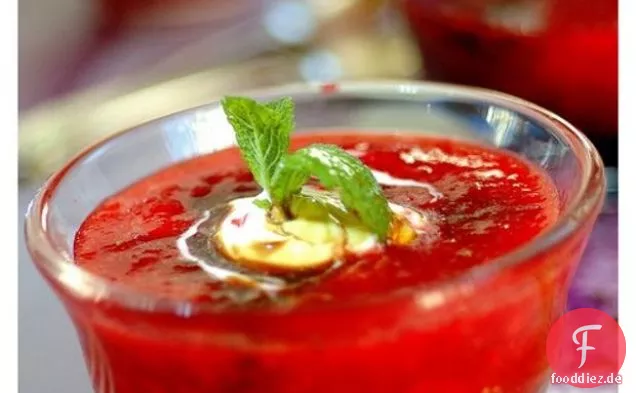 Erdbeersuppe mit Minze und Balsamico