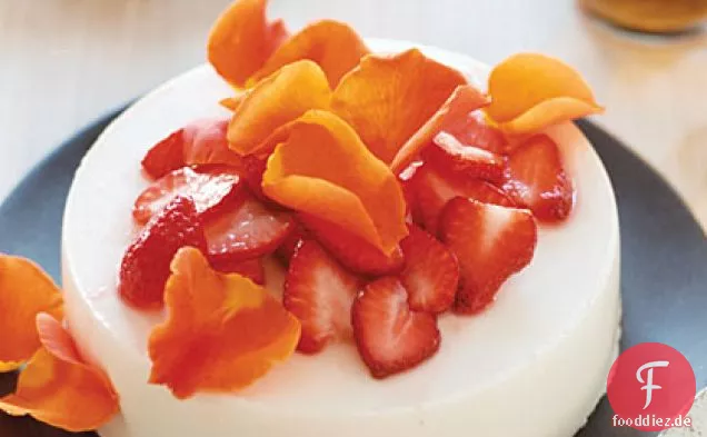 Joghurt-Honig-Gelee mit Erdbeeren und Rosen