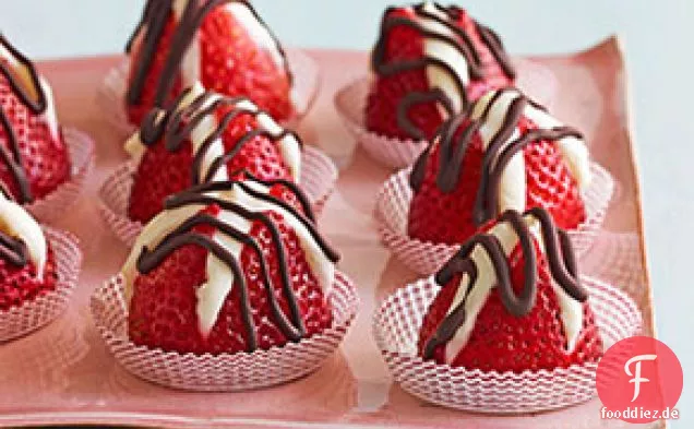 Doppelt mit Schokolade gefüllte Erdbeeren